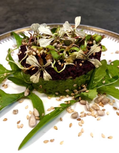 Salade de betteraves gourmande garnies de fleurs comestibles et fruits secs à Domaine de l'Ocrerie, Pourrain