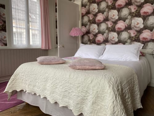 Chambre de l'appartement "Les deux ponts", romantique et spacieuse avec ses anciennes boiseries, son parquet authentique en chêne et sa vue sur le jardin paysager à l'anglaise