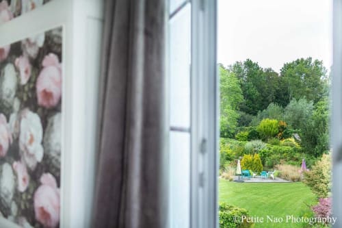 Vue sur le jardin paysager et ses terrasses depuis la chambre d'un appartement de la maison d'hôtes Au jardin des deux ponts proche Baie de Somme