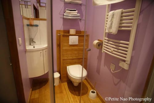 Petite salle d'eau pratique et cosy du meulé de tourisme Le ptit loft à Abbeville 