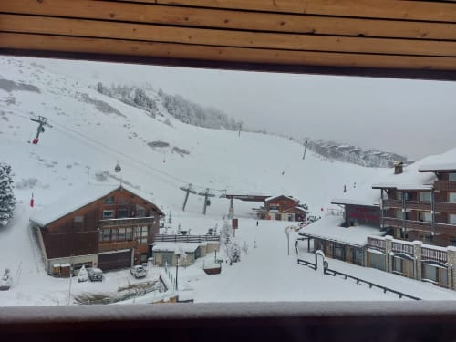Vue enneigée de CMD Méribel Le Pralin avec chalets en bois, remontées mécaniques et pistes à Les Allues