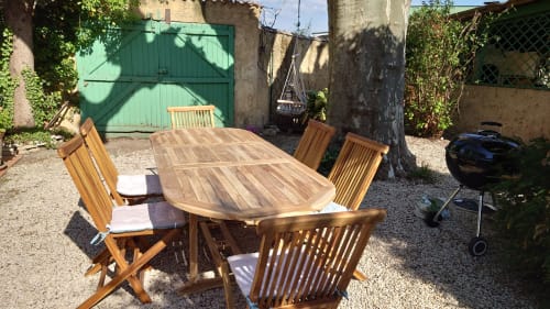 table de jardin extérieur avec barbecue