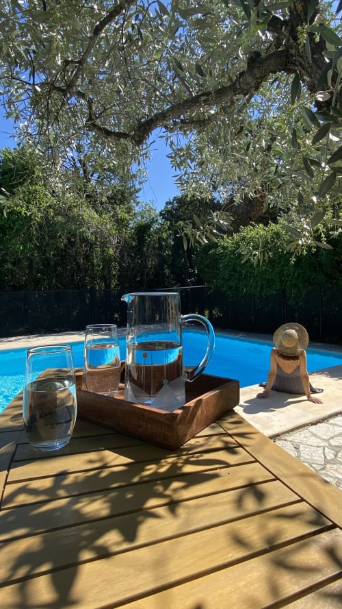 piscine du mas des olivades et table de terrasse