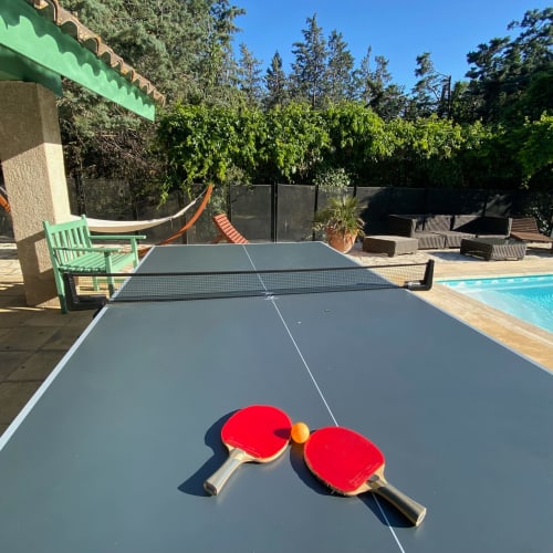 table de ping pong au bord de la piscine du mas des olivades