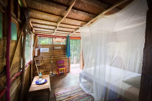 chambre pour amoureux de la nature avec grande moustiquaire grand confort