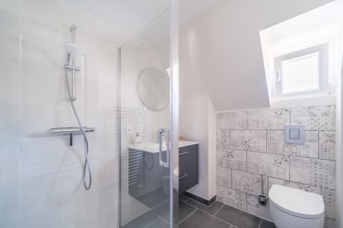 Salle de bain du gîte Le Coteau de Sigo à Kaysersberg Vignoble, décor alsacien authentique
