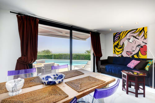 CD 2, séjour avec vue sur la terrasse, la piscine et la mer.