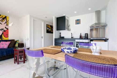 Kitchenette avec hotte, four et plaques induction