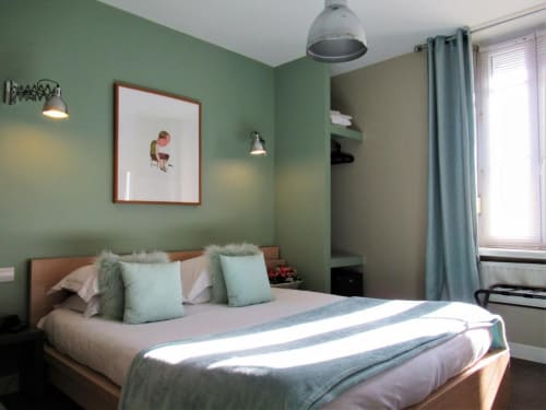 Chambre moderne du Be Hotel Le Touquet avec murs vert menthe, lit en bois et mobilier contemporain