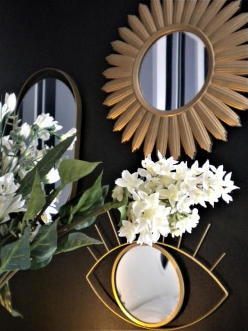 Décoration de chambre d'hôtel avec miroirs en soleil et géométriques au-dessus de fleurs blanches sur mur noir, Le Touquet