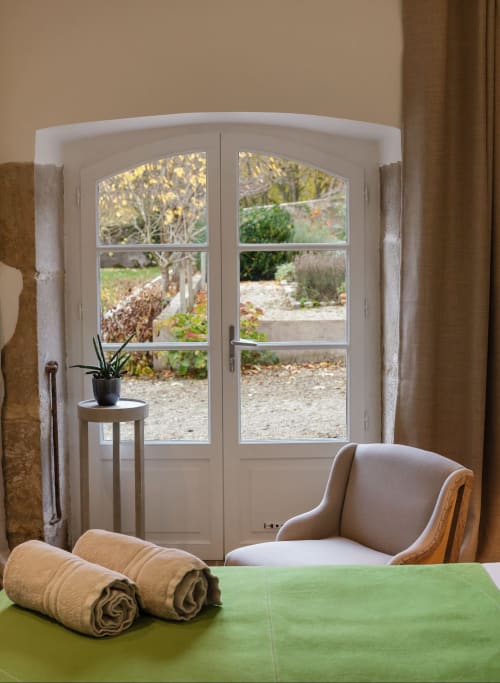 Tuinzicht vanuit de Saint Pierekamer bij Moulin Renaudiots, Autun, met openslaande deuren naar het aangelegde terrein