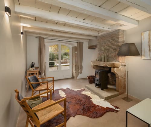 Kamer Saint Pierre in hotel Moulin Renaudiots in Autun met open haard, tuindeuren en modern zitgedeelte