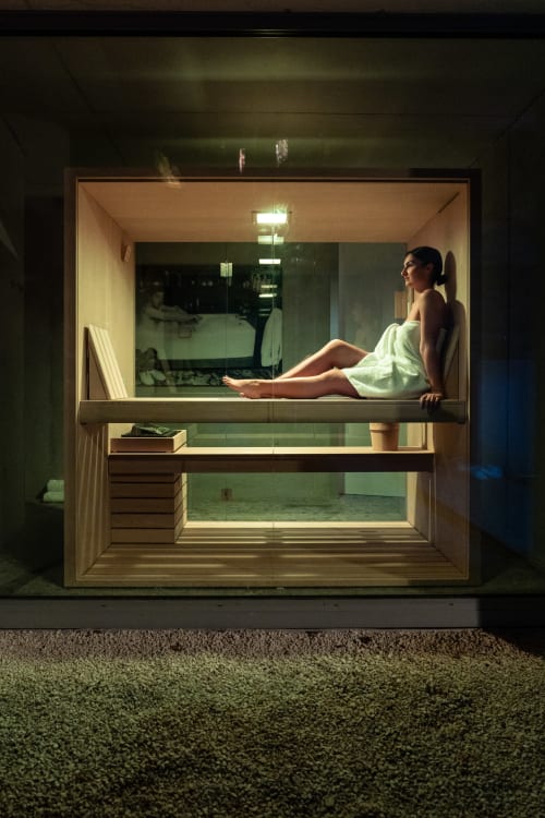 Femme se détendant dans le sauna moderne du spa-hôtel Le Pavillon M à Grignan, France