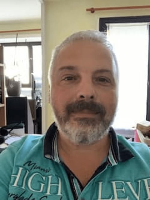 photo portrait d'un visiteur partageant son témoignage