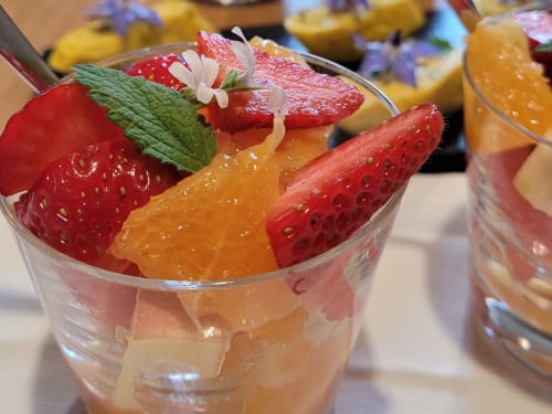 Cocktail élégant aux fraises fraîches et tranche d'orange au Clos des Moulins, Poitiers