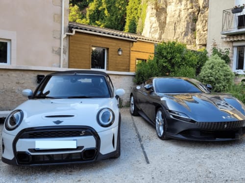Mini Cooper SE blanche et Ferrari noire garées à l'hôtel boutique Clos des Moulins à Poitiers