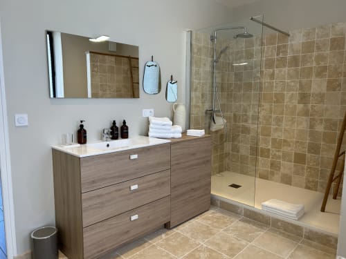 Salle de bains moderne avec vanité en bois, douche à l'italienne et carrelage marbre à La Ferme du Châtaignier, gîte luxe près de Paris