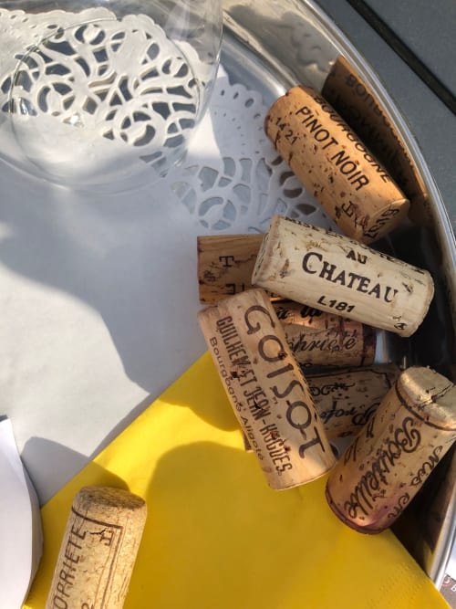 Weinkörke in gelbem Tablett mit weißem Spitzenglas im Domaine de l'Ocrerie, Pourrain