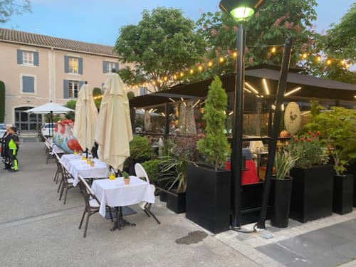 L'Aile ou la CuissePlats français et provençaux, et pâtisseries soignées dans un restaurant élégant doté d'un patio couvert verdoyant.