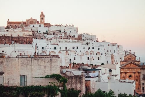 Village blanc perché d'Acaya en Italie avec clocher au coucher du soleil, lieu du B&B Masseria Vittoria
