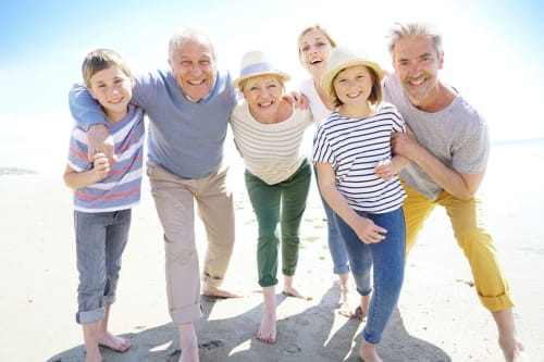 Groupe intergénérationnel - Logis escale à gennes pour une réunion de famille, anniversaire et événement de famille ©shutterstock