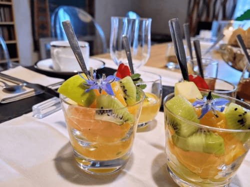 Cocktails gourmets au kiwi et fleurs comestibles au Clos des Moulins, gîte à Poitiers.