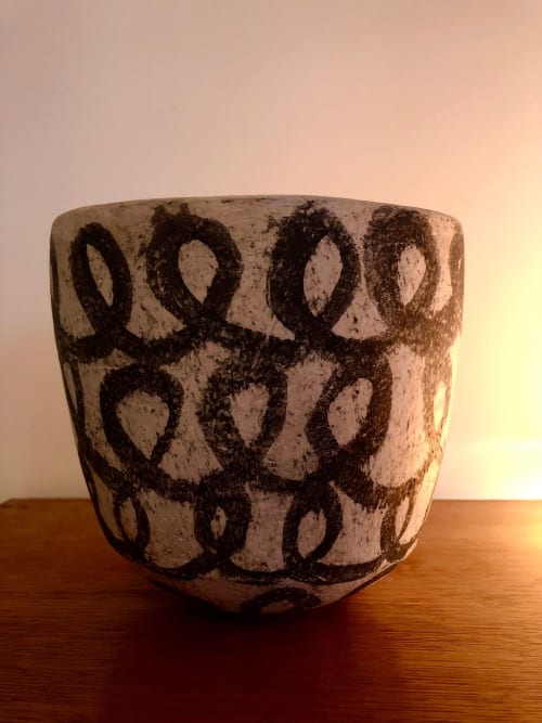 Vase en céramique rustique aux motifs géométriques au Domaine de l'Ocrerie, Pourrain