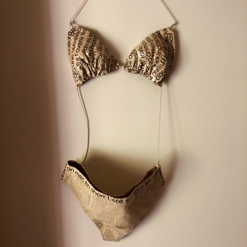 Maillot de bain imprimé journal présenté à la Domaine de l'Ocrerie, chambres d'hôtes à Pourrain, France