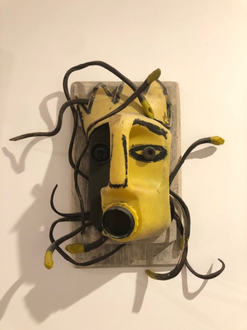 Sculpture artistique en forme de visage jaune aux vrilles sombres sur socle en bois au Domaine de l'Ocrerie, Pourrain