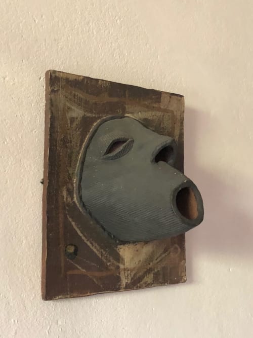Masque sculpture en bois rustique au Domaine de l'Ocrerie, gîte à Pourrain, France