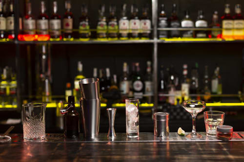 Barra de bar con copas de cóctel y bebidas espirituosas en el hotel Alojamientos Río Cares de León, España