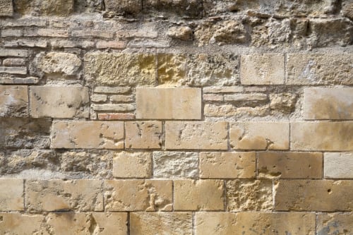 Primer plano de muro de ladrillo de piedra desgastado en el hotel Alojamientos Río Cares de León, España