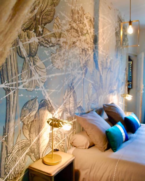 Chambre à La vie de château B&B à Grignan avec papier peint botanique, suspension en laiton et accent coloré