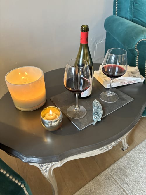 Vin et bougies sur la table du gîte La vie de château à Grignan avec chaise turquoise
