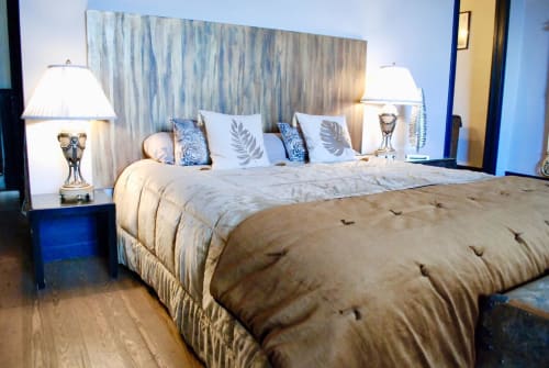 Chambre élégante à La vie de château à Grignan avec lit king-size, tête de lit vue montagne, tables de nuit bleues et lampes en laiton