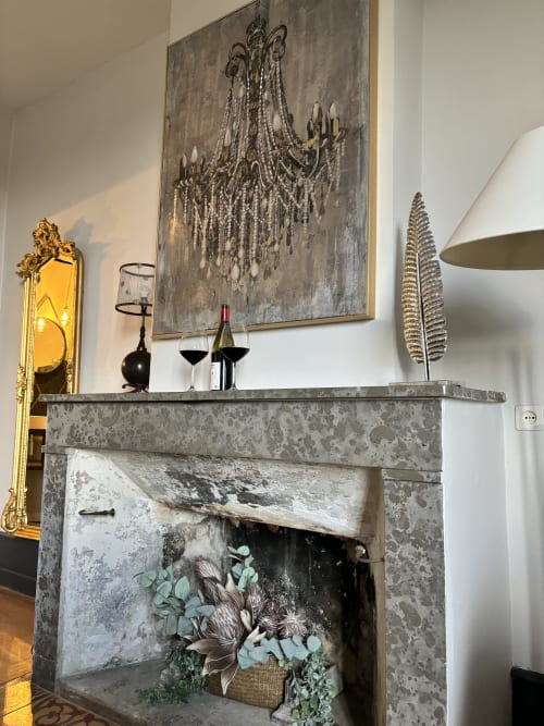 Cheminée avec lustre vintage, verre de vin et floraux dans la chambre Madame de Sévigné