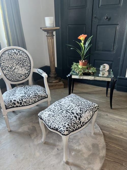 Élégant coin salon de la chambre Madame de Sévigné à La vie de château, Grignan avec fauteuil et ottoman imprimé léopard