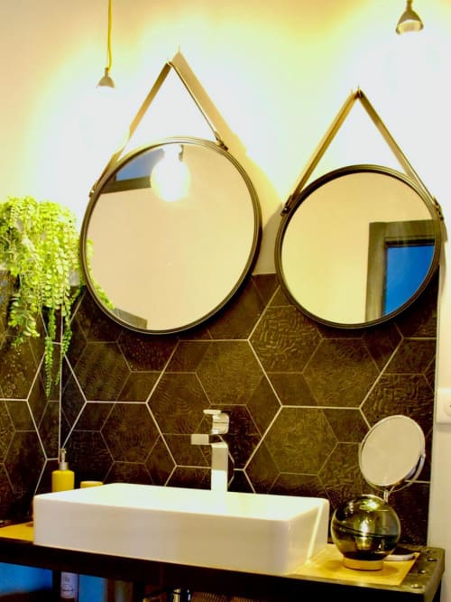 Salle de bain moderne à La vie de château B&B à Grignan avec miroirs circulaires jumeaux, lavabo blanc et carrelage hexagonal
