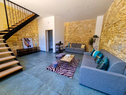 Vision Suite living room, with convertible sofas for more sleeping space in the accommodation near Bordeaux