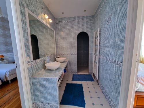 Shared bathroom for a stay near Bordeaux in an unusual location