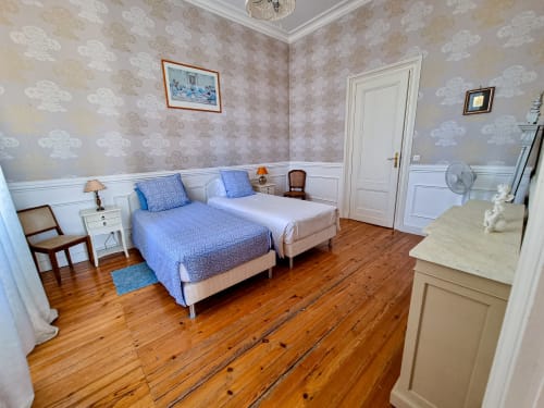 Room with two single beds near Bordeaux