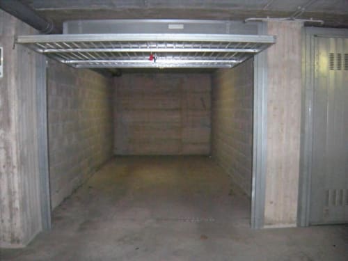 Box auto ad uso esclusivo dell'ospite sempre disponible e gratuito presente nello stesso edificio dell'appartamento. A sinistra e' presente una porta che accede direttamente agli ascensori  
