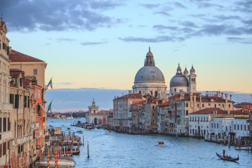 Canal Grande di Venezia con la Basilica di Santa Maria della Salute al tramonto, vicino agli alloggi a Treviso