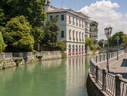 Canale di Treviso con palazzo storico e piante fiorite, passeggiata lungocqua in Italia