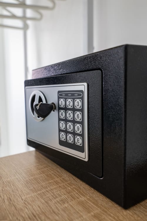 Cassaforte digitale con tastiera elettronica nella Suite Superior dell'hotel Garibaldi 125, Napoli
