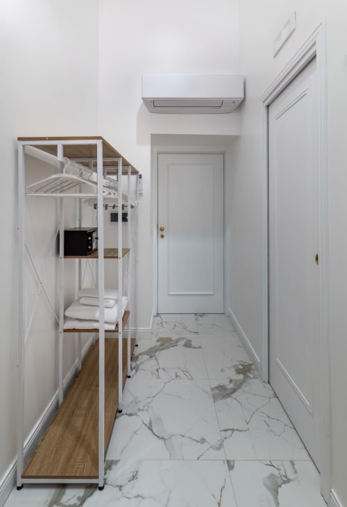 Camera Superior moderna presso Garibaldi 125 Napoli con letto a soppalco, pavimenti in marmo, aria condizionata e vista sulla città