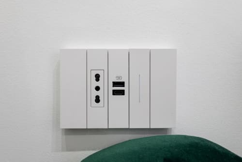 Pannello prese elettriche moderno a parete con prese di corrente e porte USB nella camera Garibaldi 125 Superior, Napoli