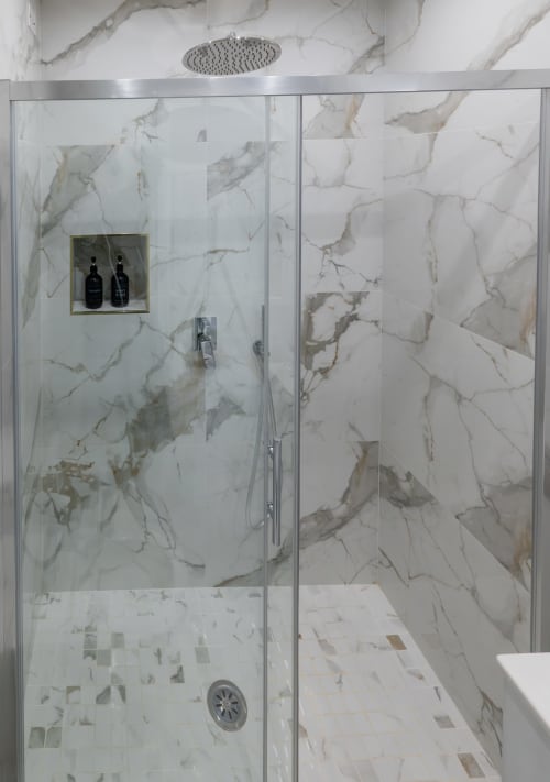 Lussuosa cabina doccia in marmo a Garibaldi 125, Napoli - Elegante bagno con porte in vetro e soffione a pioggia