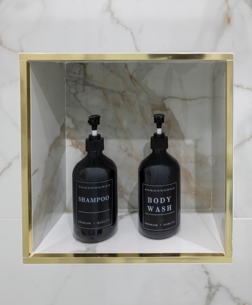 Flaconi di shampoo e bagnoschiuma premium in elegante cornice in marmo presso la lussuosa B&B Garibaldi 125 di Napoli