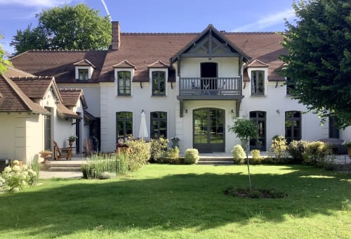 La Barbizonaise, gîte de luxe en maison de campagne à Barbizon avec façade blanche et jardins entretenus